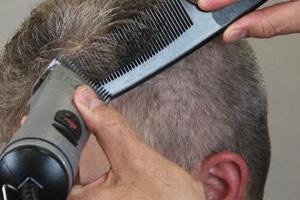 Hur man klipper en mans hår med en maskin hemma